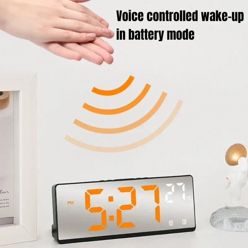 ECHOSYNC Digitalt ur med dobbelt alarm og stemmestyring