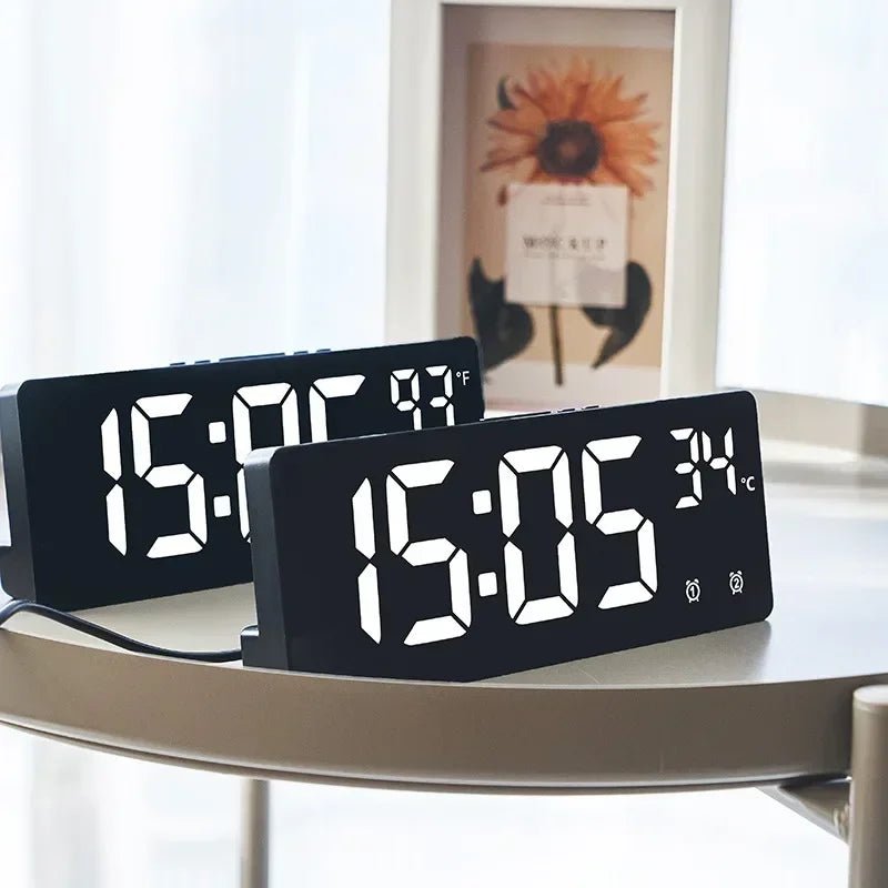ECHOSYNC Digitalt ur med dobbelt alarm og stemmestyring