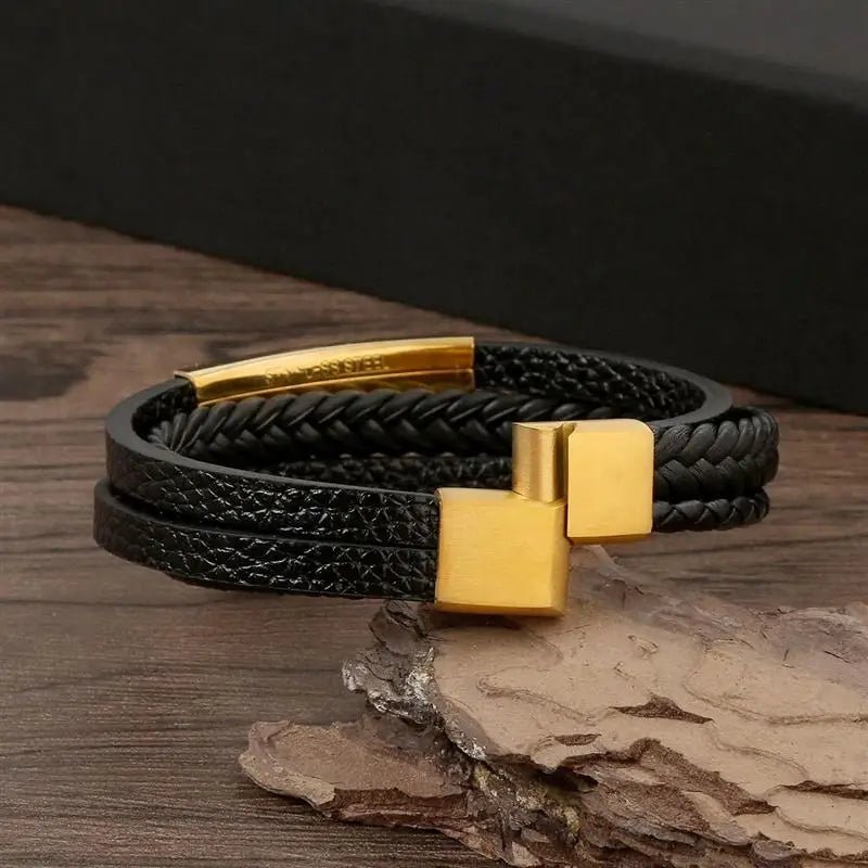 Pánský náramek EDGEKNOT s minimalistickým pleteným designem a kovovým gravírovatelným detailem
