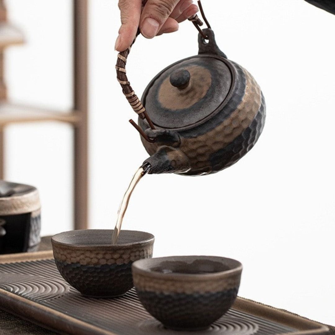 Japanisches Keramik-Teeset mit Warmhalter, 300 ml Teekanne und zwei Tassen