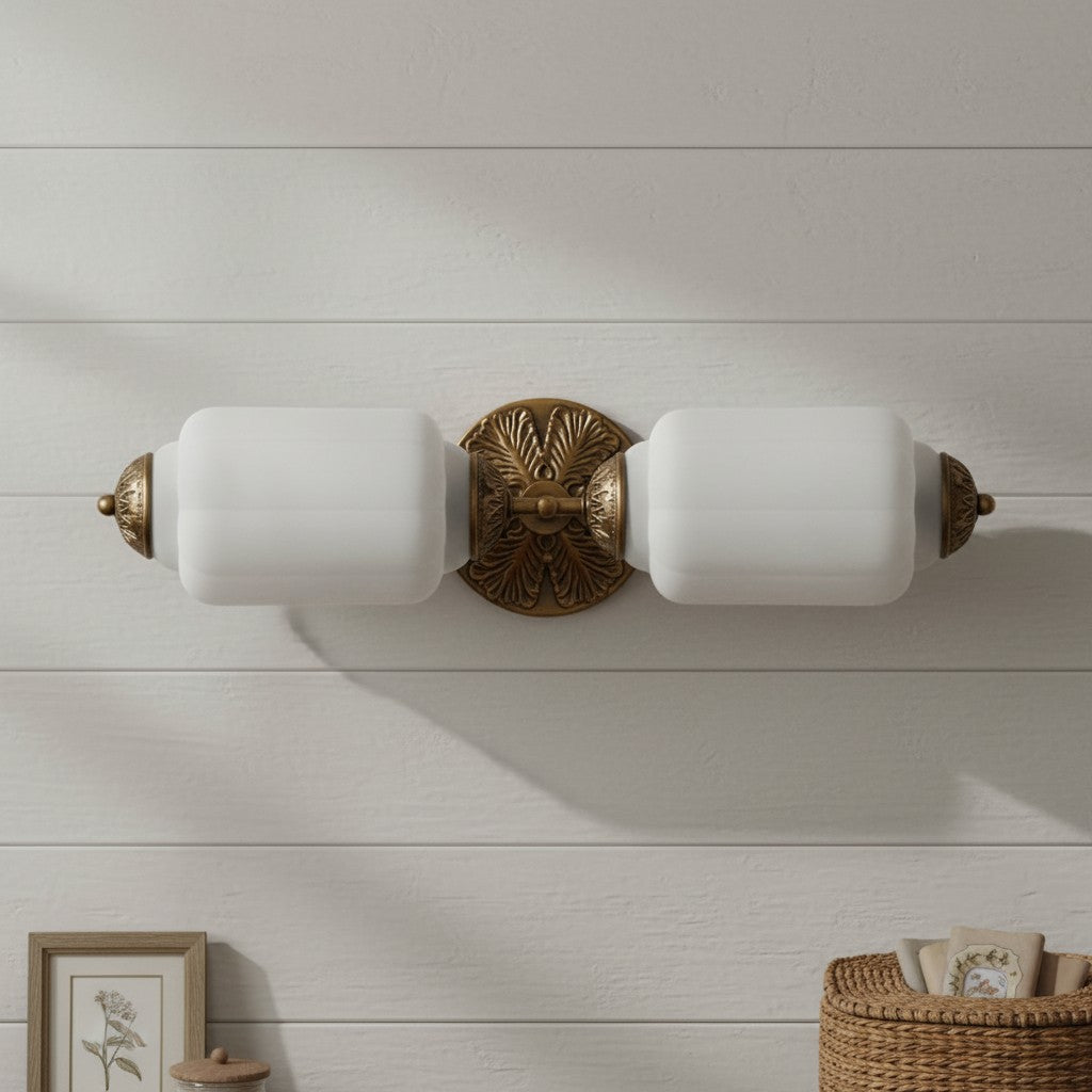 Lampa z mlecznego szkła inspirowana stylem Art Deco do toaletki w stylu vintage
