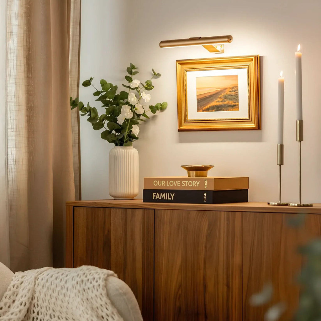 LumaArc trådløs LED vegglampe med roterbart hode for gallerivegger