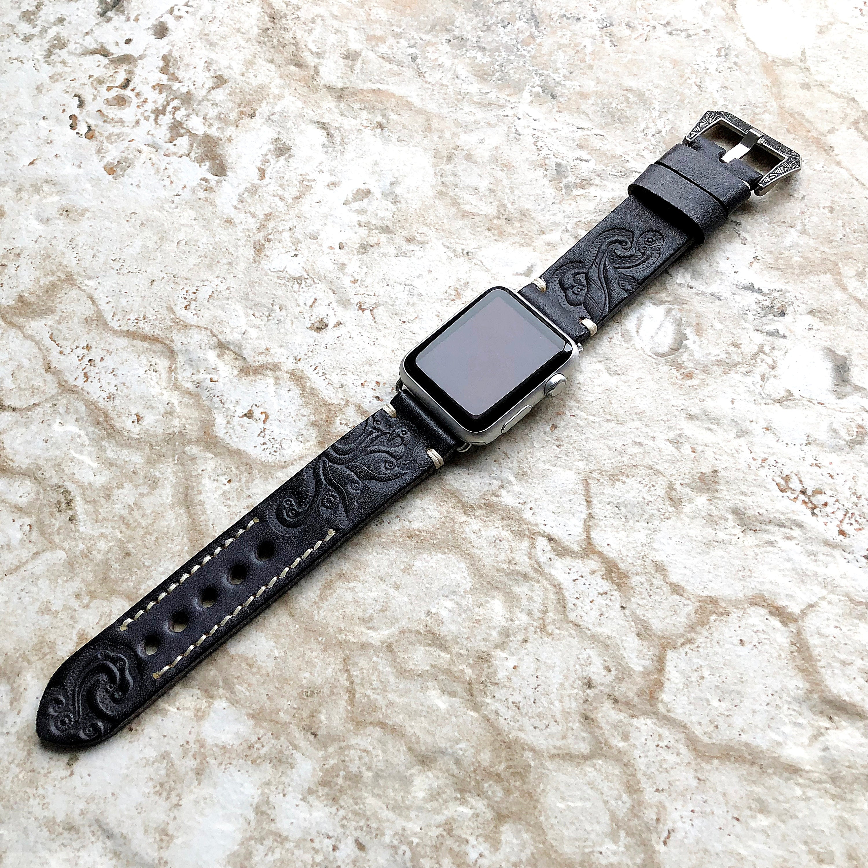 Håndgraveret præget læderrem til Apple Watch