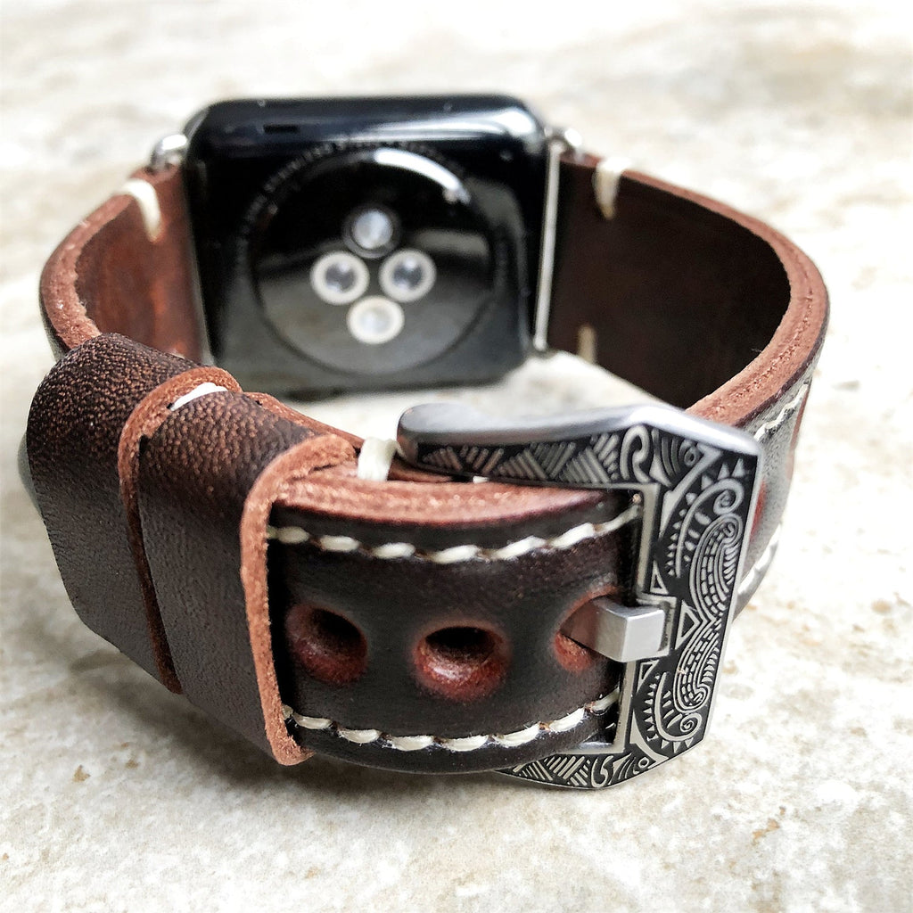 Håndgraveret præget læderrem til Apple Watch