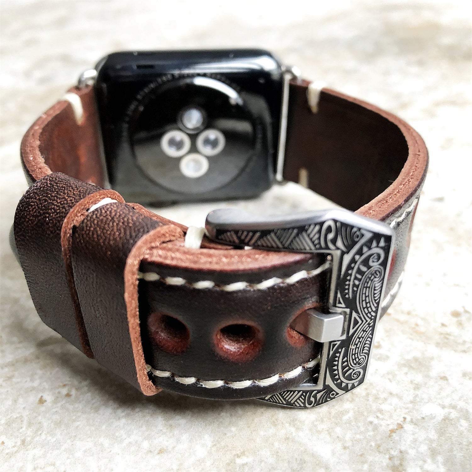 Håndgraveret præget læderrem til Apple Watch