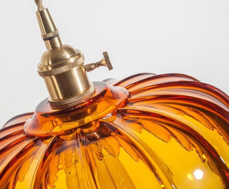 Přívěsek skleněný lotosový květ s LED světlem ve vintage stylu – žárovka v ceně