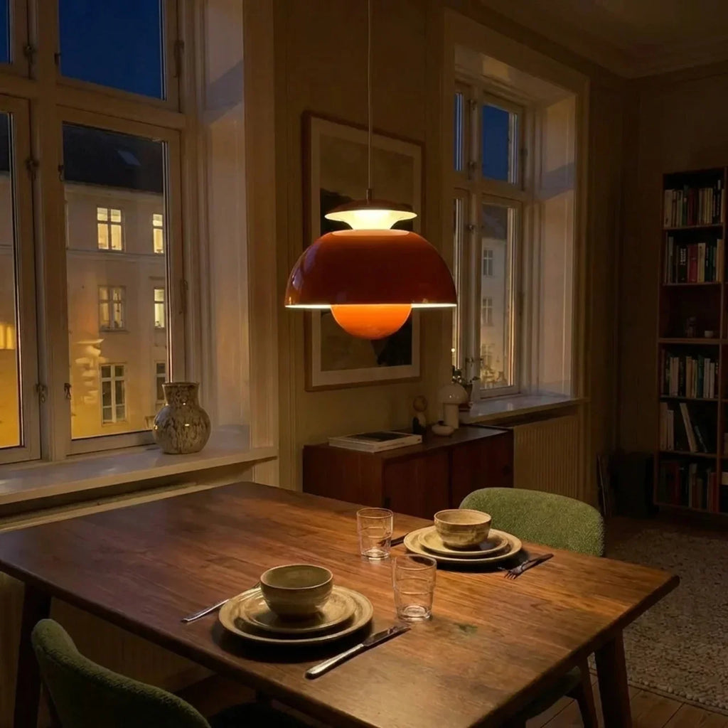 Moderne Kugel-Hängeleuchte für zeitgenössische Räume und Ambiente