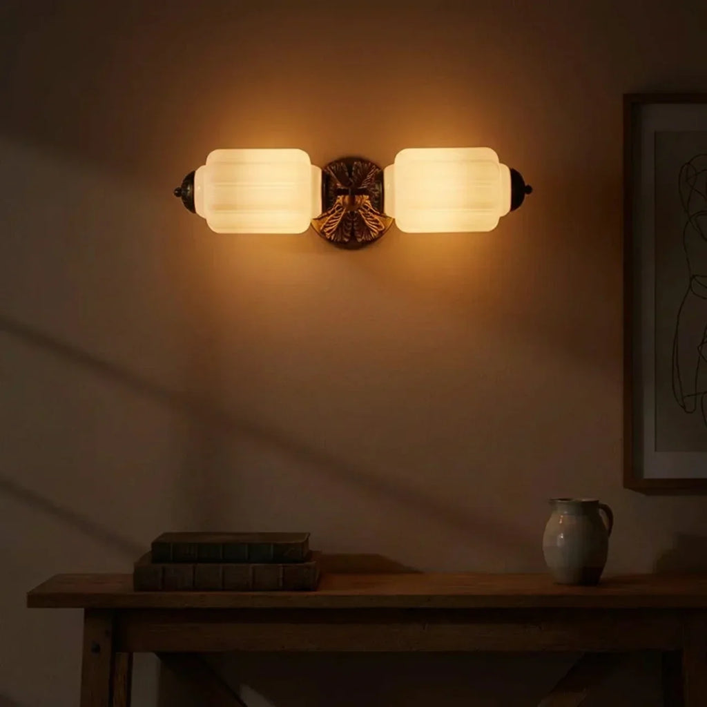 Lampa z mlecznego szkła inspirowana stylem Art Deco do toaletki w stylu vintage