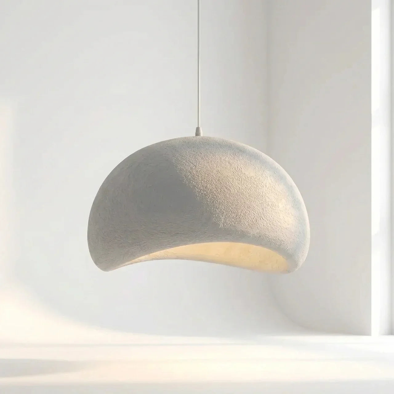 Lampada a sospensione Galet Air con forma organica ispirata alla pietra