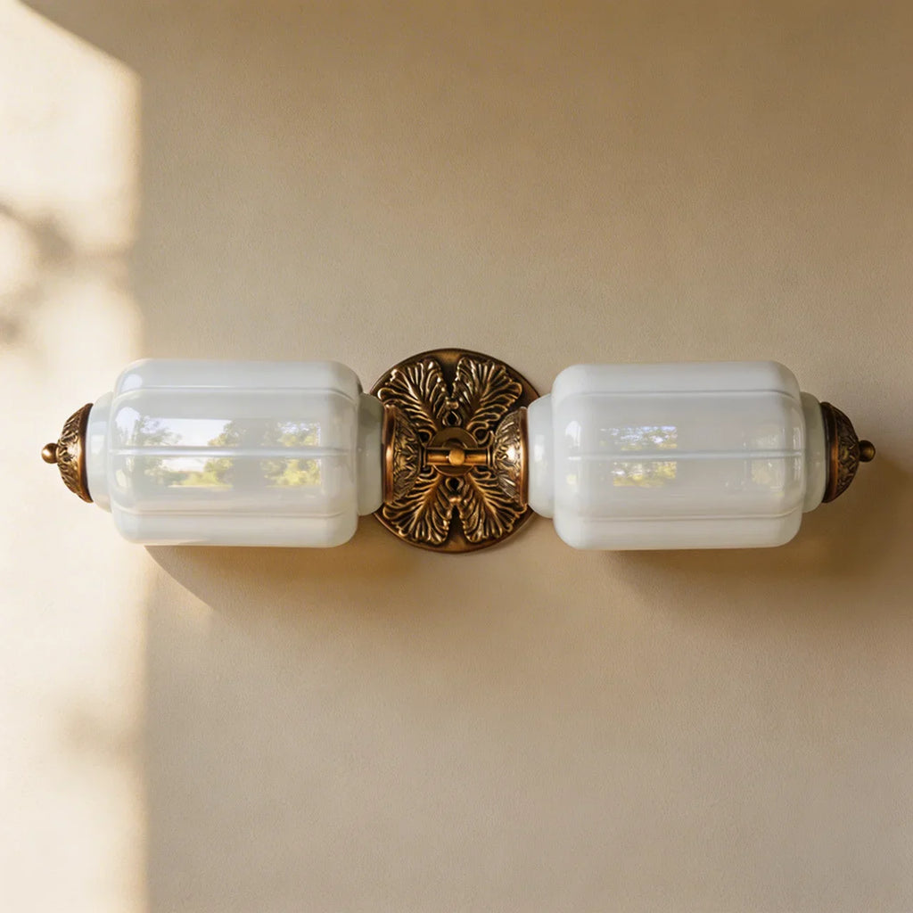 Lampa z mlecznego szkła inspirowana stylem Art Deco do toaletki w stylu vintage