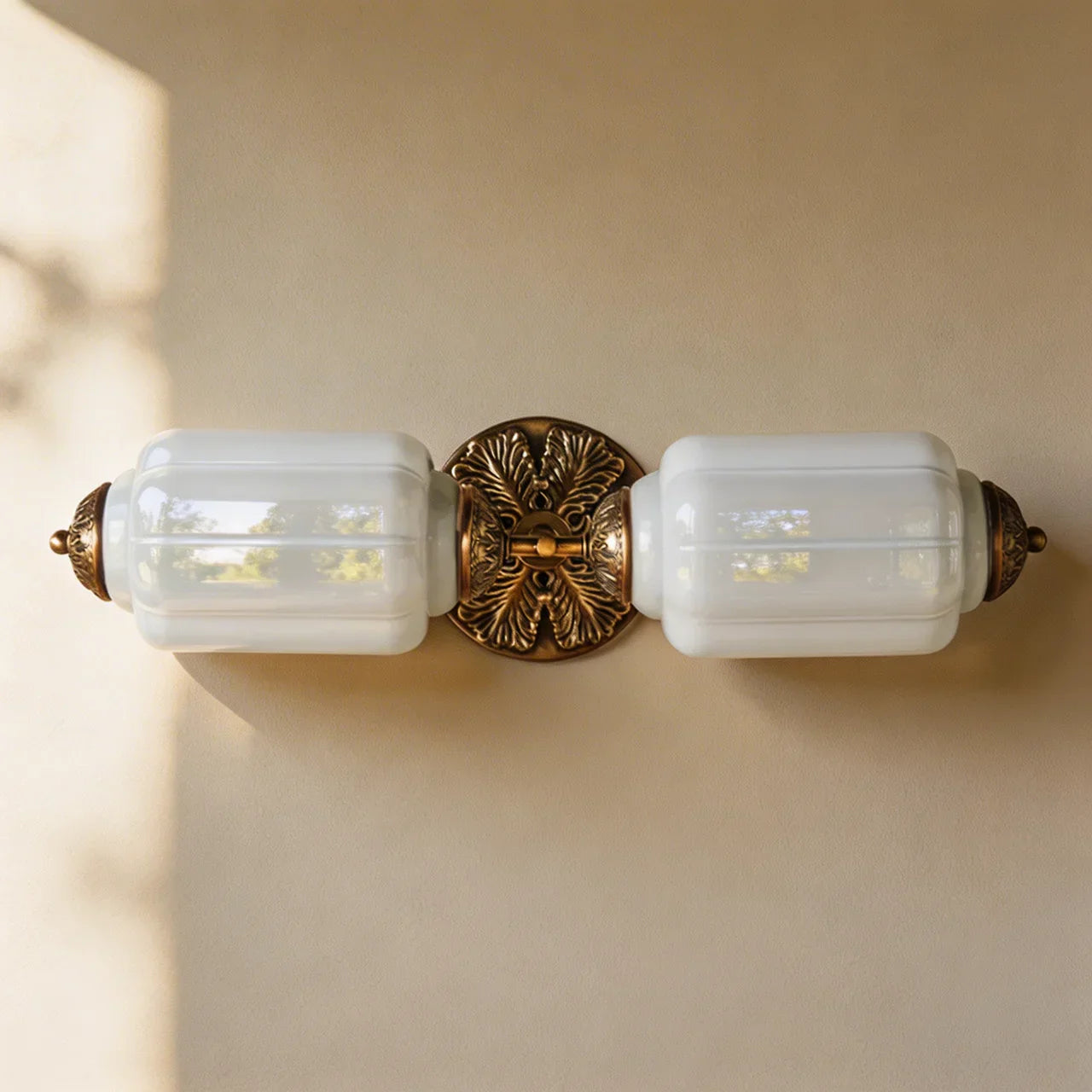 Lampa z mlecznego szkła inspirowana stylem Art Deco do toaletki w stylu vintage