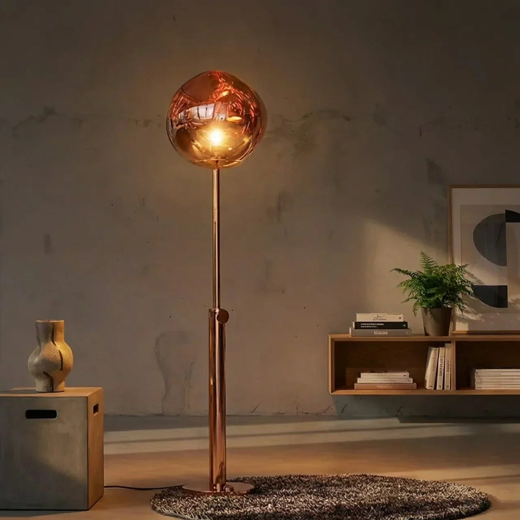 Volně stojící podlahová lampa se sochařským stínidlem z roztaveného akrylu