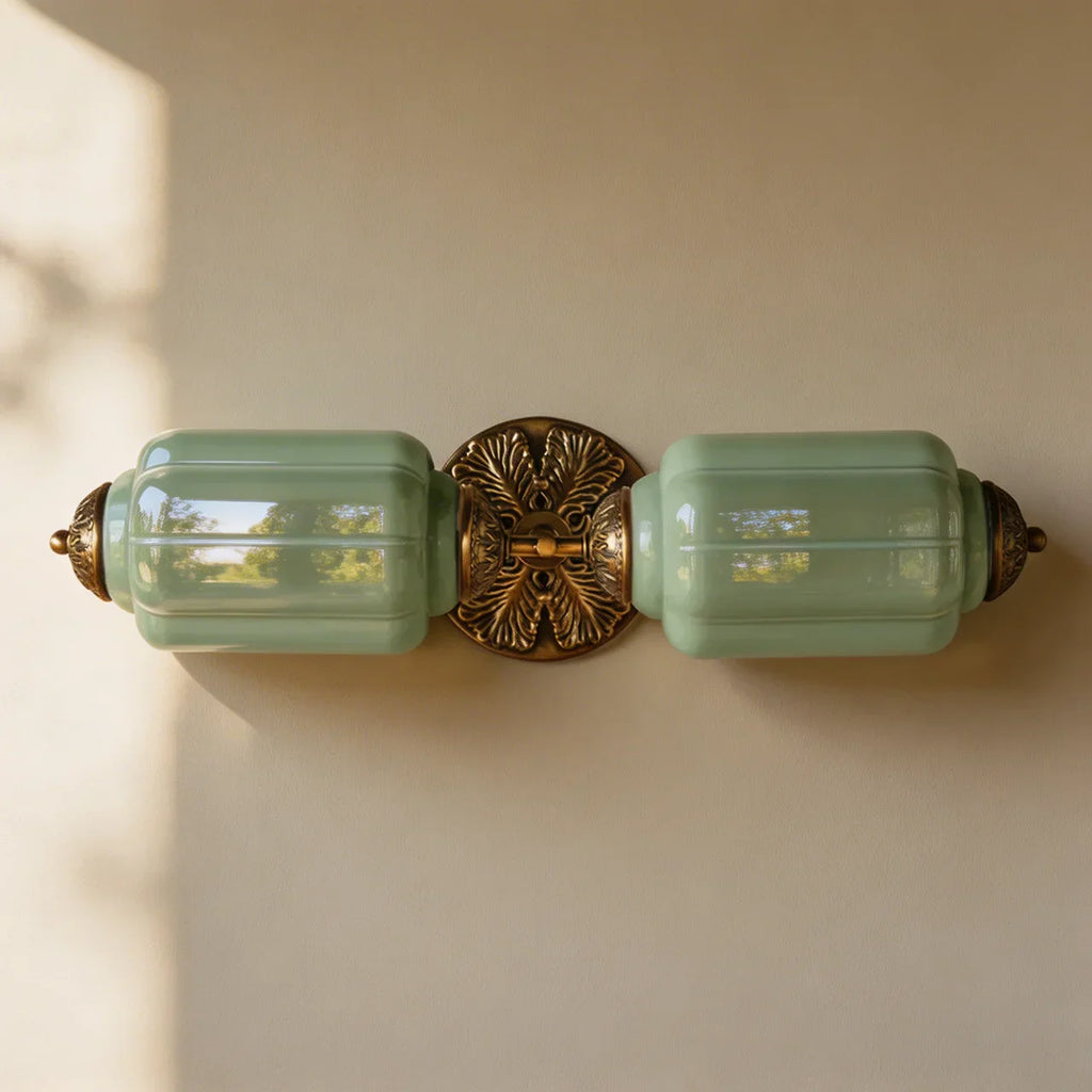 Lampa z mlecznego szkła inspirowana stylem Art Deco do toaletki w stylu vintage