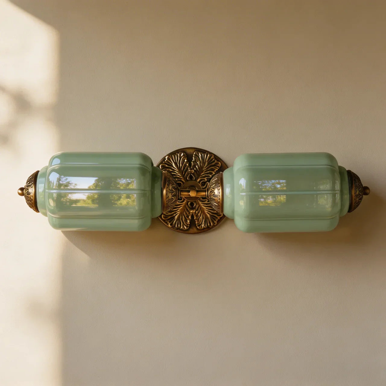 Lampa z mlecznego szkła inspirowana stylem Art Deco do toaletki w stylu vintage