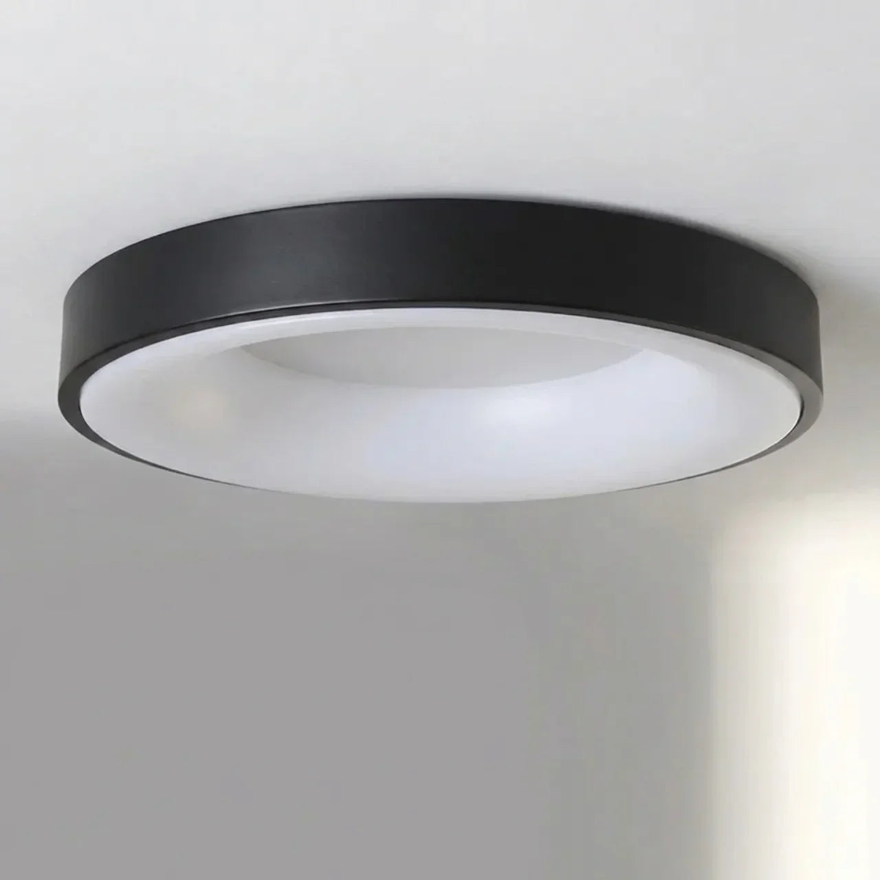 Nízkoprofilové stropní svítidlo s dutým středem a LED designem