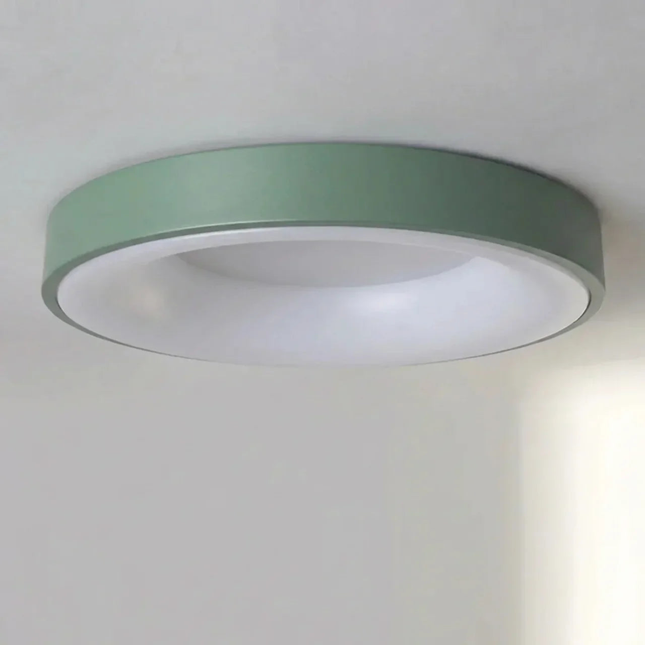 Nízkoprofilové stropní svítidlo s dutým středem a LED designem