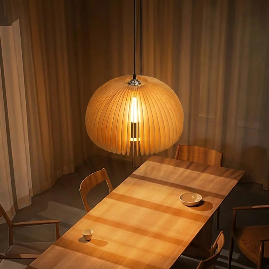 Runde Holzpendelleuchte mit skulpturalem Lampenschirm