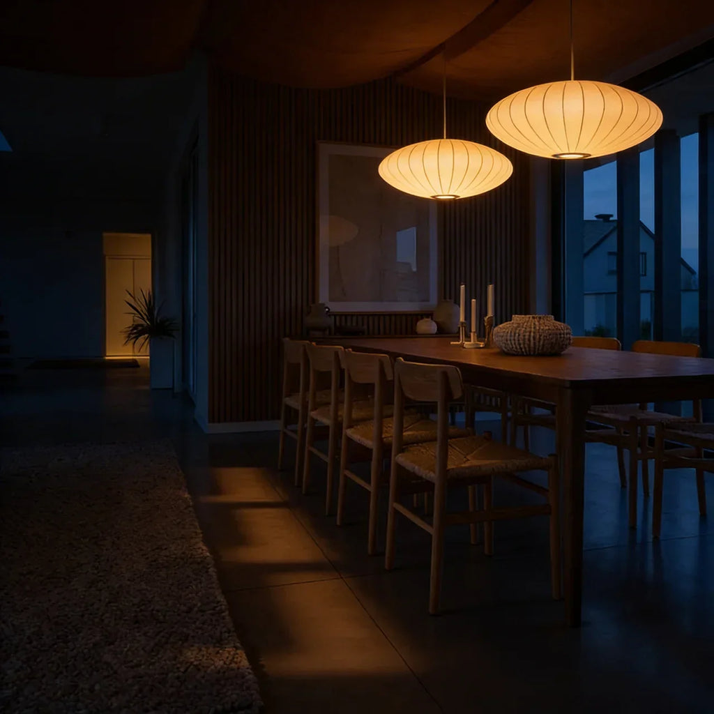 Lampa sufitowa wisząca z jedwabnym abażurem w minimalistycznym stylu