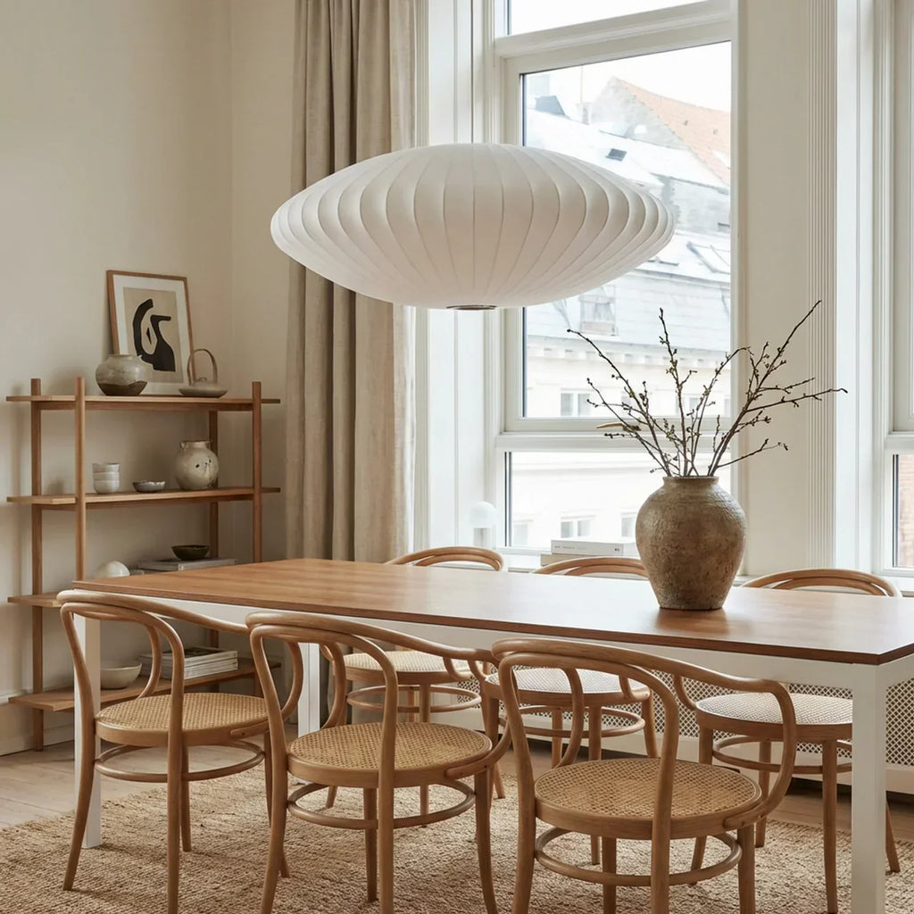 Lampa sufitowa wisząca z jedwabnym abażurem w minimalistycznym stylu