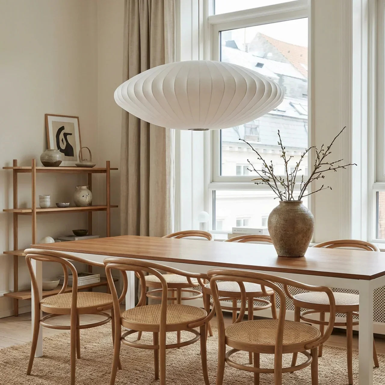 Lampa sufitowa wisząca z jedwabnym abażurem w minimalistycznym stylu