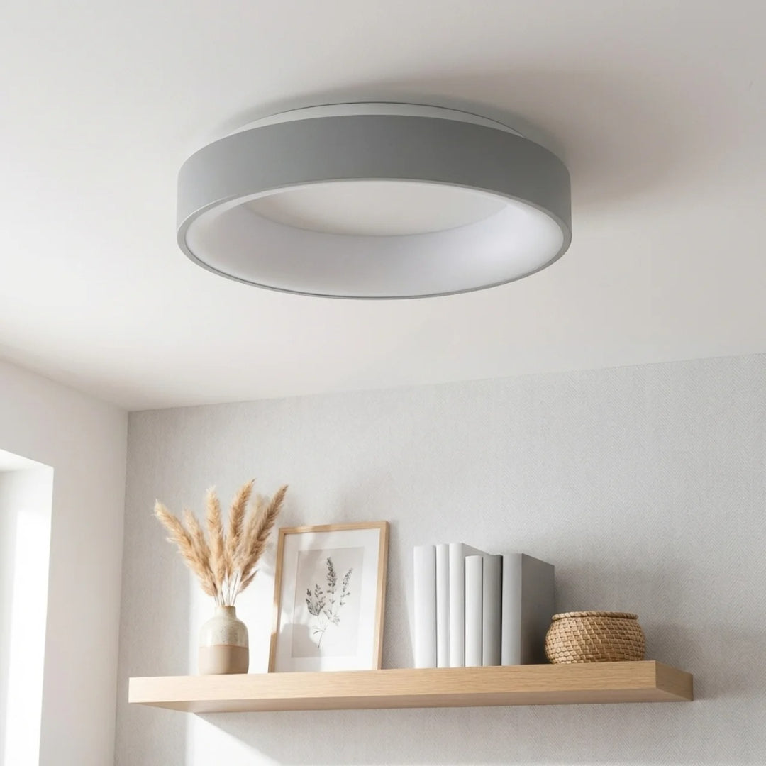 Nízkoprofilové stropní svítidlo s dutým středem a LED designem
