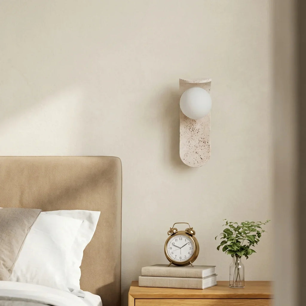 Lampada da parete in legno e travertino con paralume in vetro