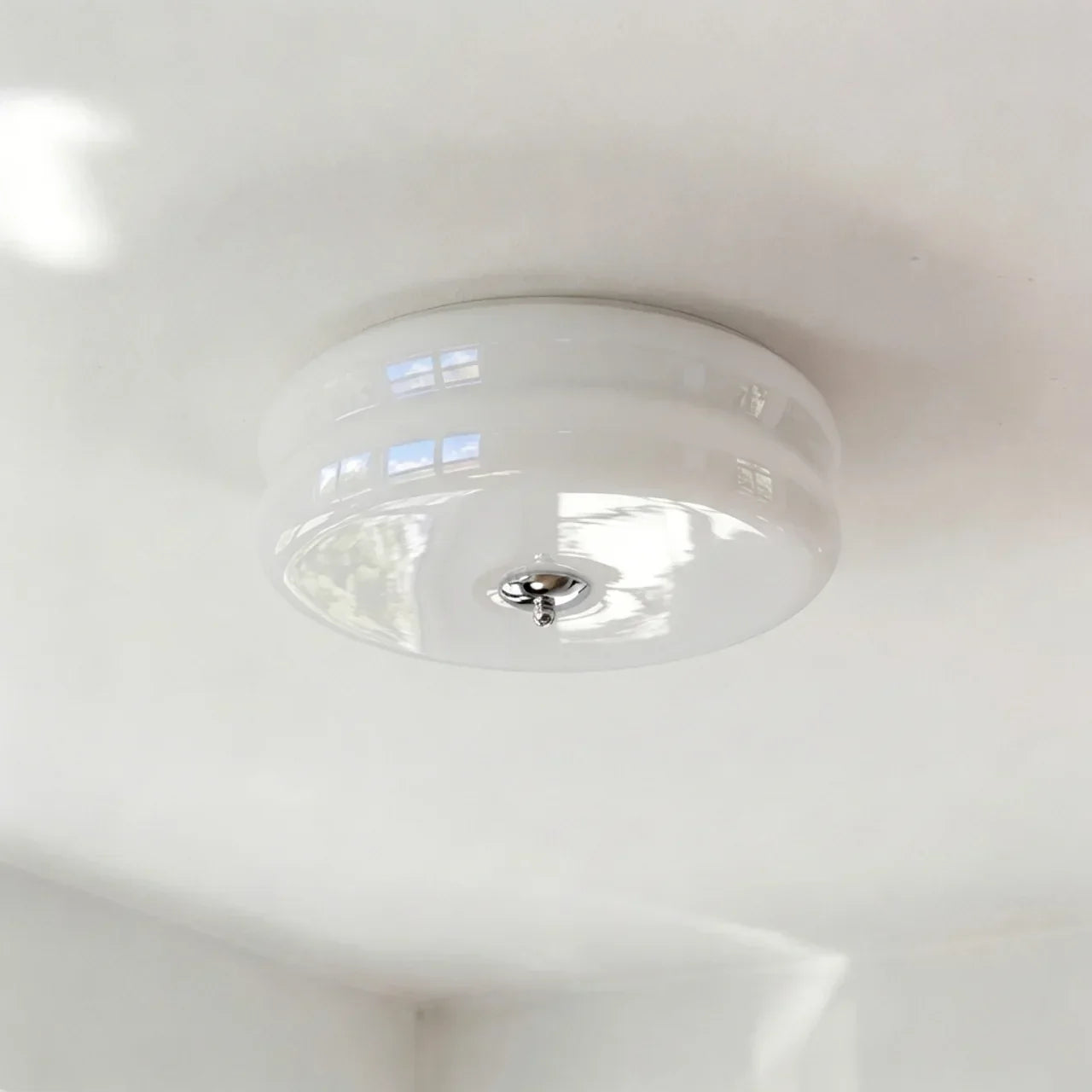 Elegantní stropní svítidlo s krémovým skleněným stínidlem pro domácnost