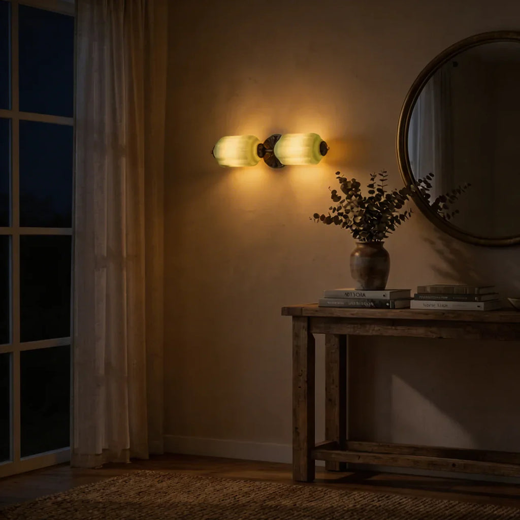 Lampa z mlecznego szkła inspirowana stylem Art Deco do toaletki w stylu vintage