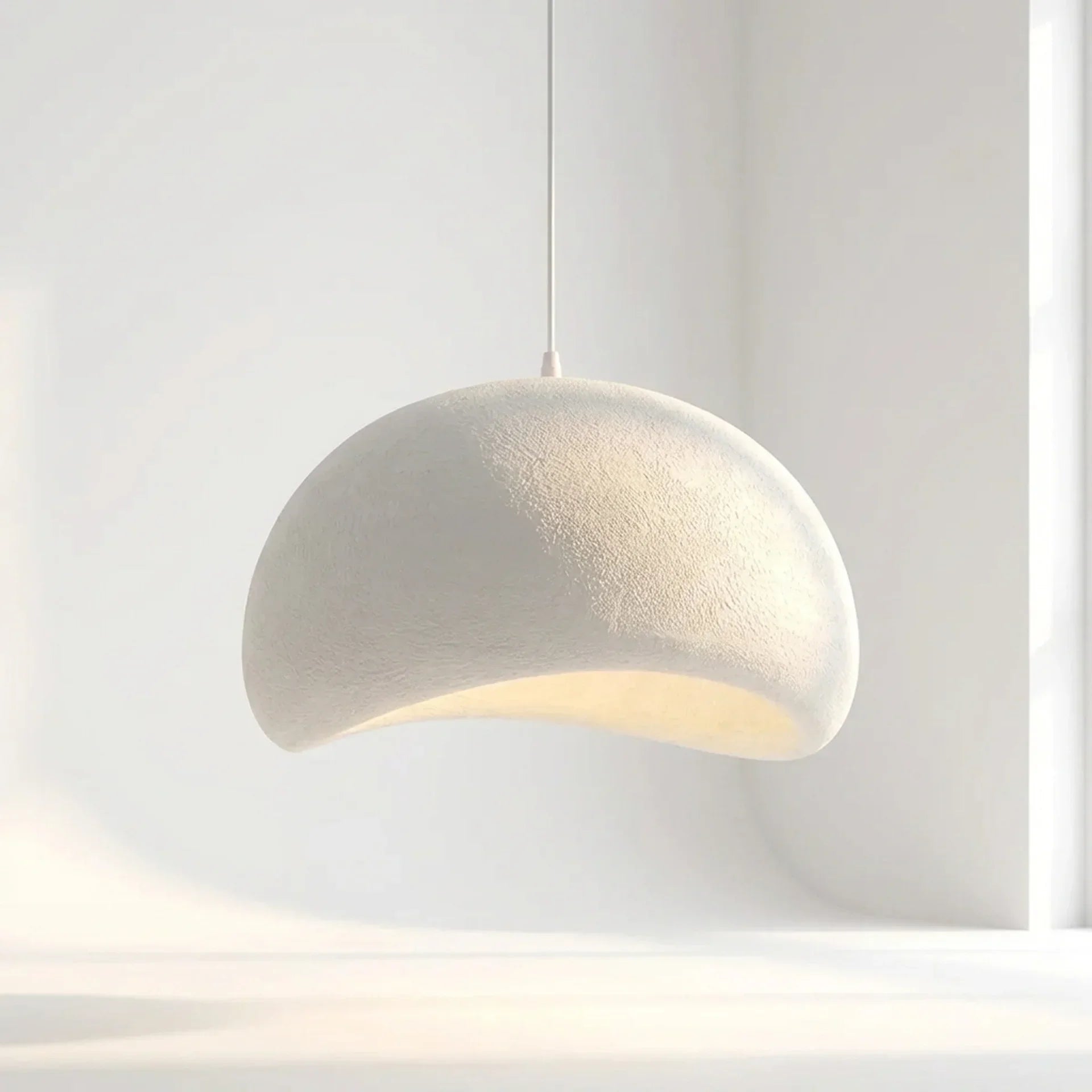 Lampada a sospensione Galet Air con forma organica ispirata alla pietra
