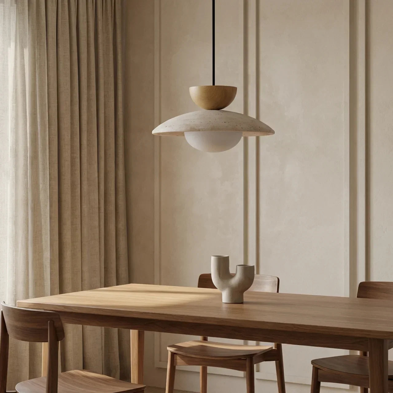 Suspension avec accents en bois, éléments en travertin et verre
