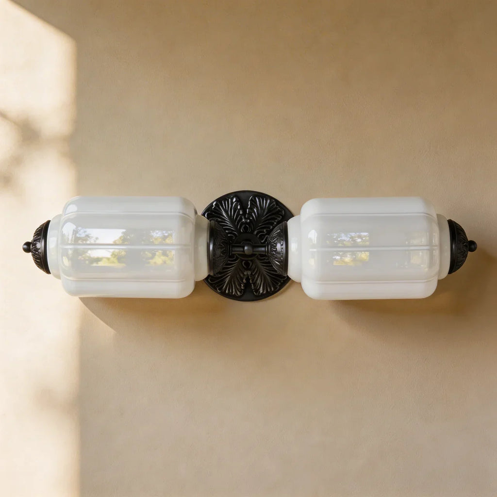 Lampa z mlecznego szkła inspirowana stylem Art Deco do toaletki w stylu vintage