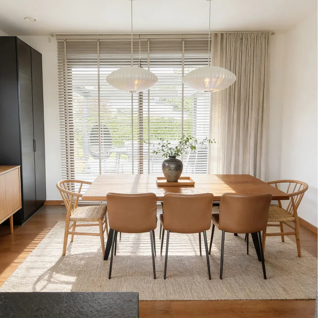 Lampa sufitowa wisząca z jedwabnym abażurem w minimalistycznym stylu