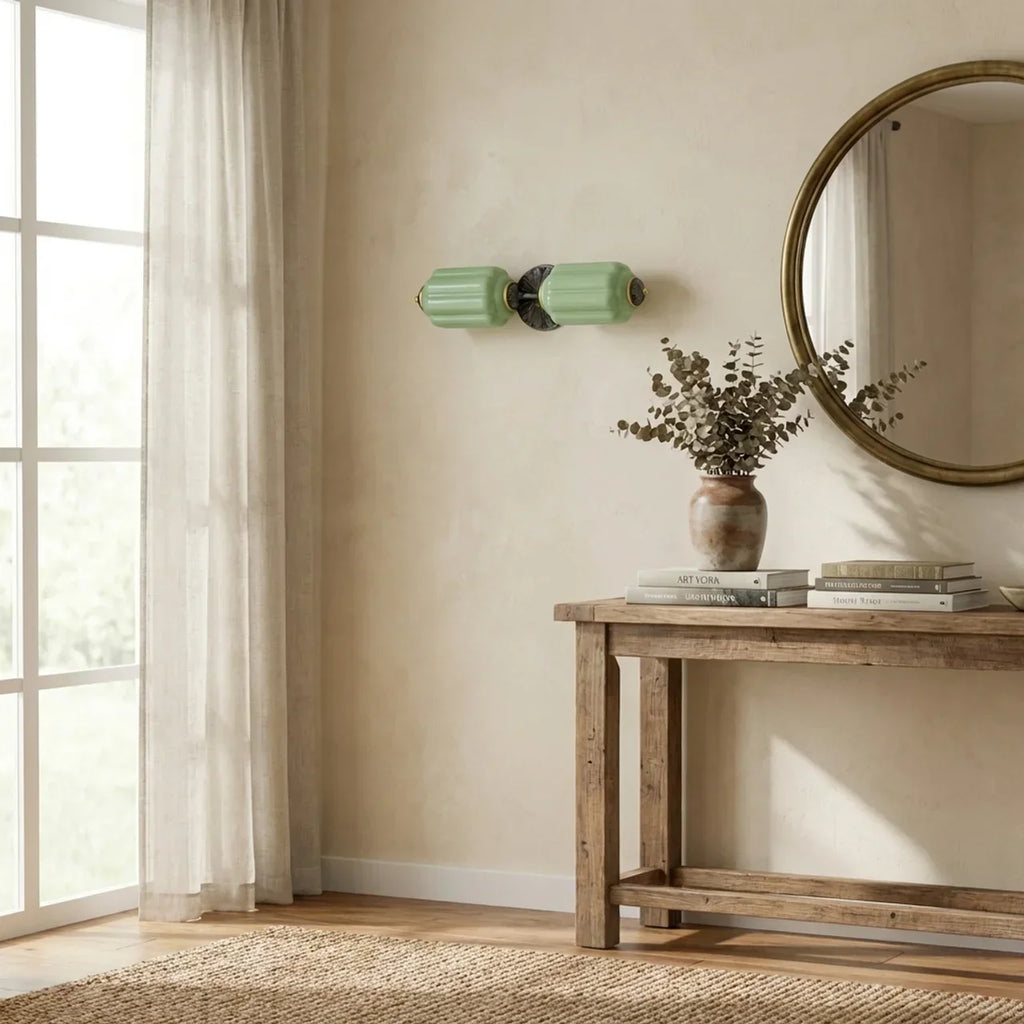Lampa z mlecznego szkła inspirowana stylem Art Deco do toaletki w stylu vintage