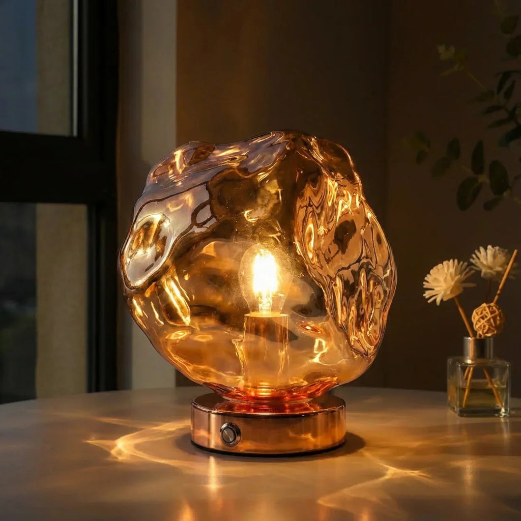 Szklana lampa stołowa Lava z rzeźbiarskim kloszem i organicznym wyglądem