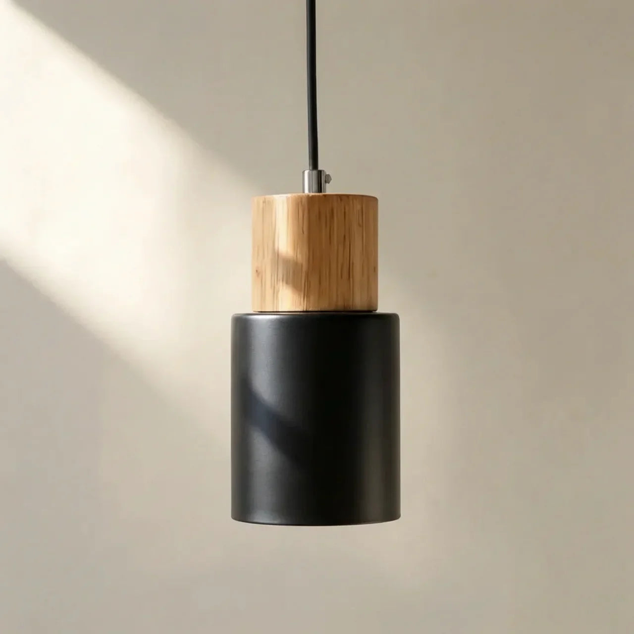 Aluminium-Zylinder-Hängeleuchte mit Holzdetail-Leuchte