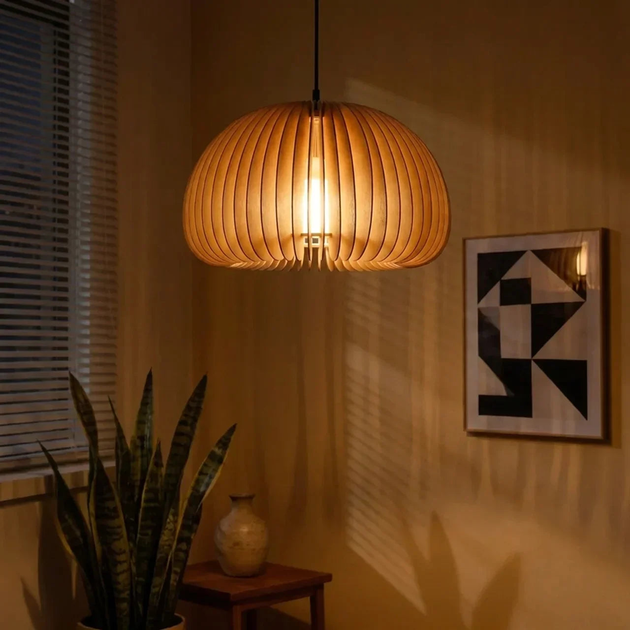 Runde Holzpendelleuchte mit skulpturalem Lampenschirm