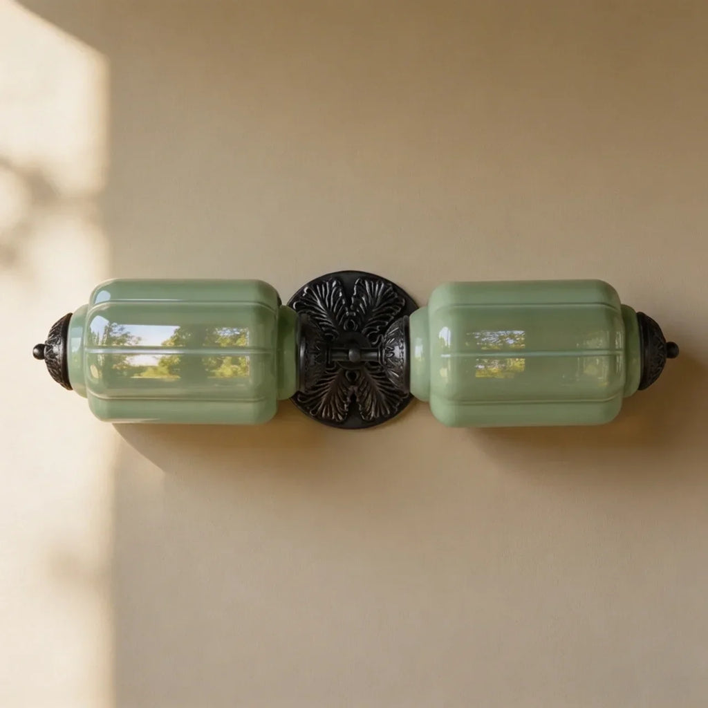 Lampa z mlecznego szkła inspirowana stylem Art Deco do toaletki w stylu vintage