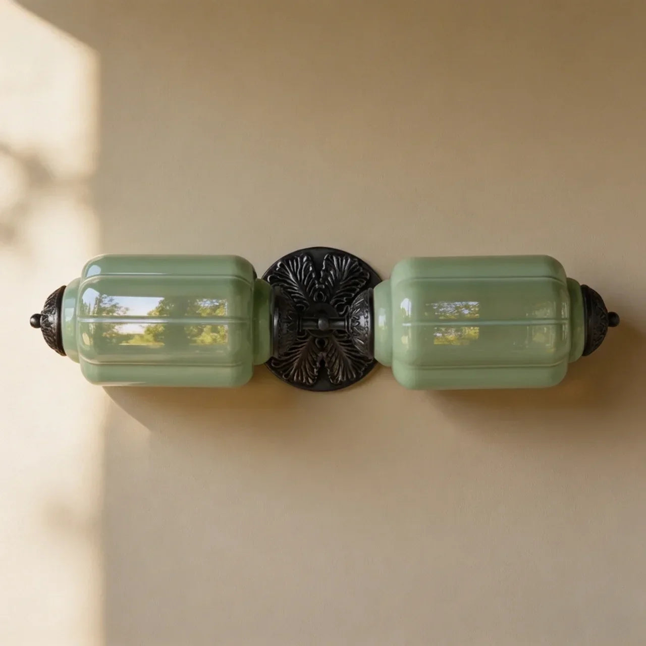 Lampa z mlecznego szkła inspirowana stylem Art Deco do toaletki w stylu vintage