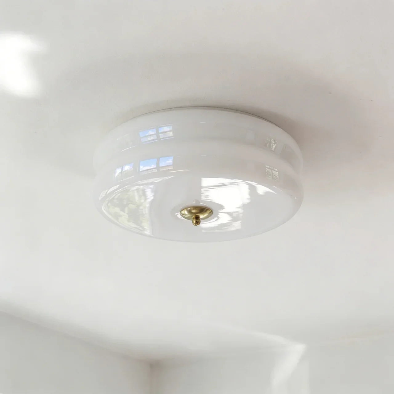 Elegantní stropní svítidlo s krémovým skleněným stínidlem pro domácnost