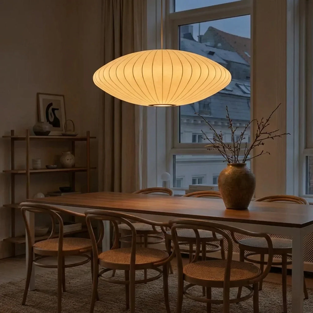 Lampa sufitowa wisząca z jedwabnym abażurem w minimalistycznym stylu