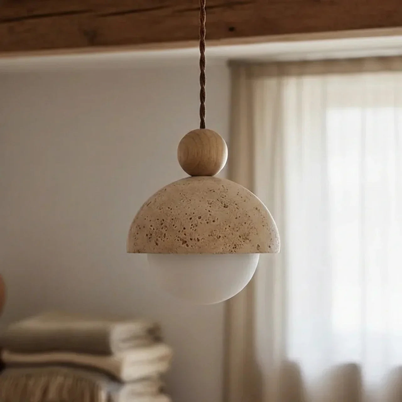 Lampada a sospensione con paralume in pietra di travertino e vetro per uso interno a soffitto