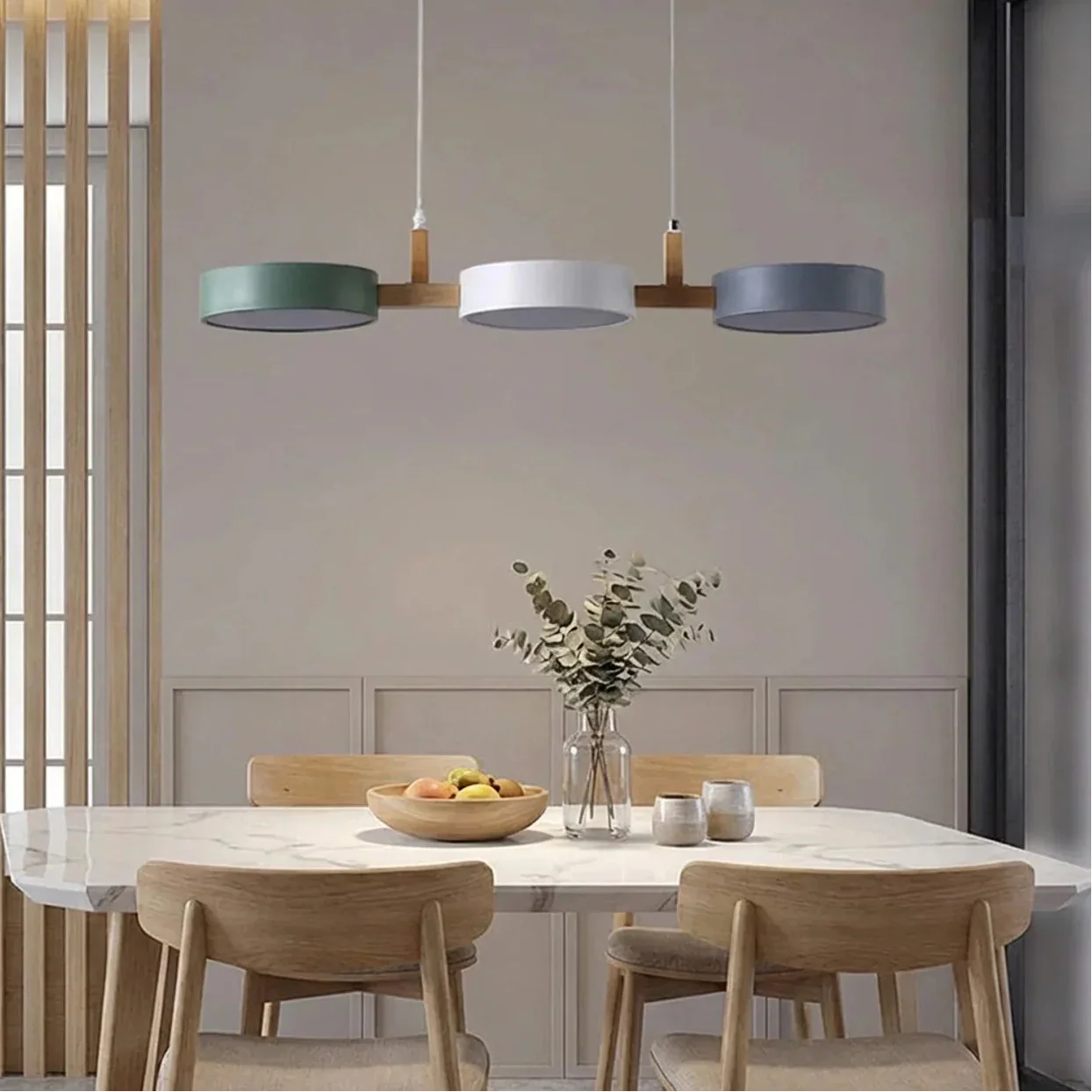 Suspension à poutre en bois avec abat-jours métalliques cylindriques pour îlot de cuisine
