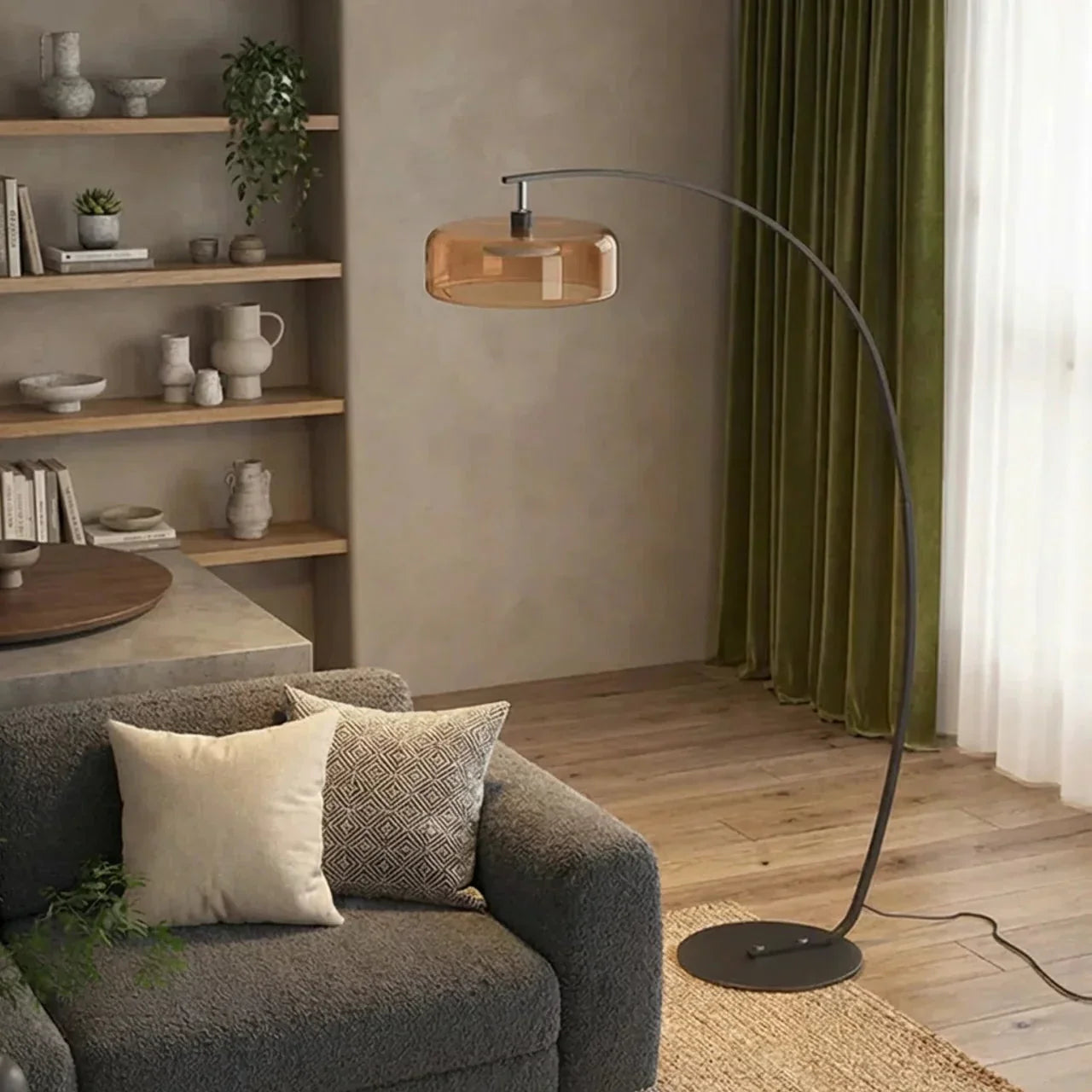 Buet gulvlampe med klar glasskærm til stuer
