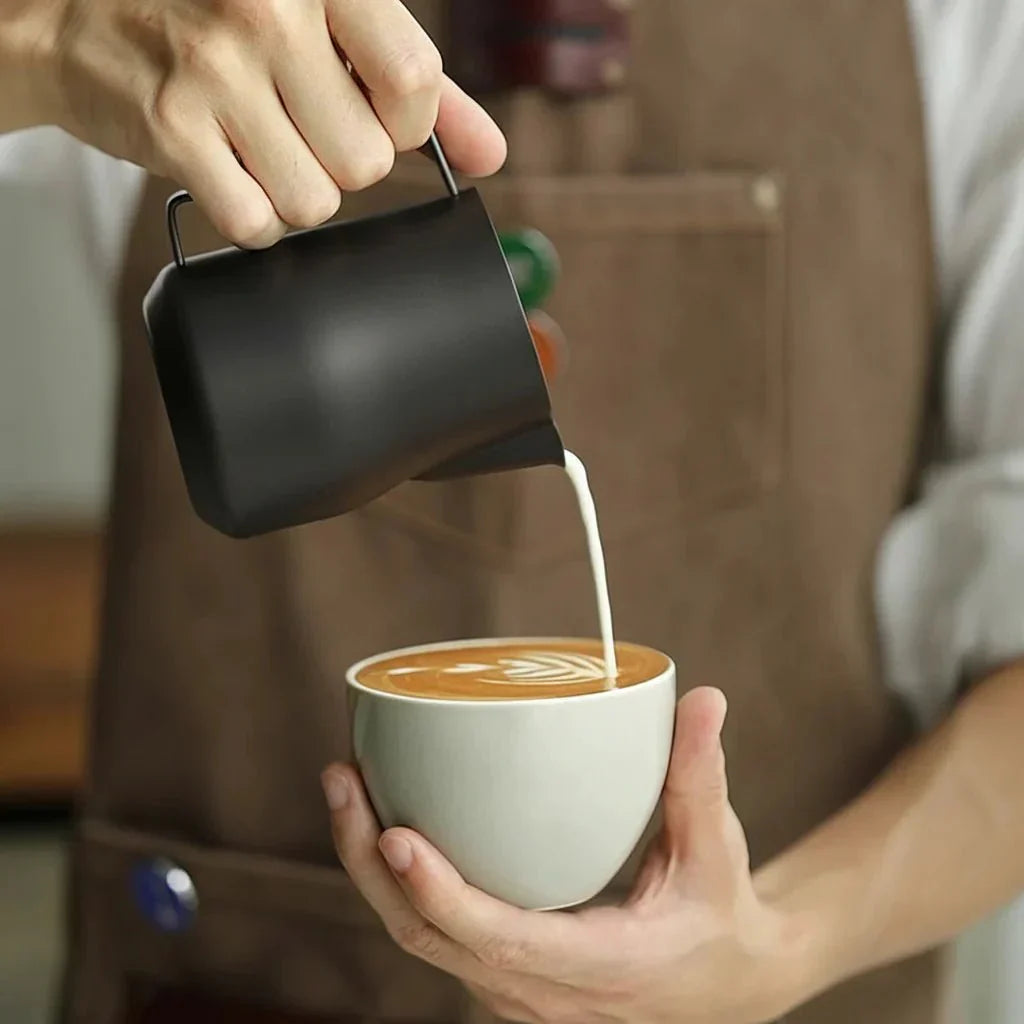 Pichet en acier inoxydable LATTEWHIRL pour mousser rapidement le lait