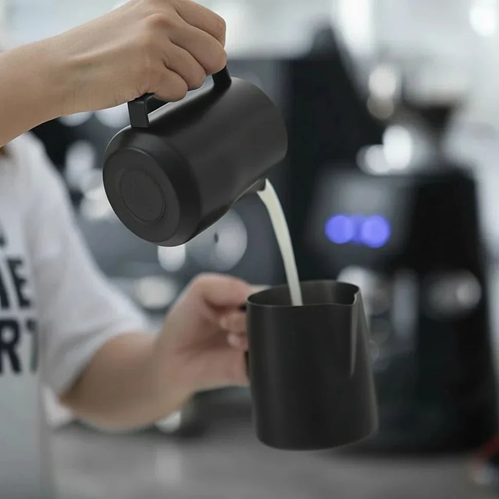 Pichet en acier inoxydable LATTEWHIRL pour mousser rapidement le lait