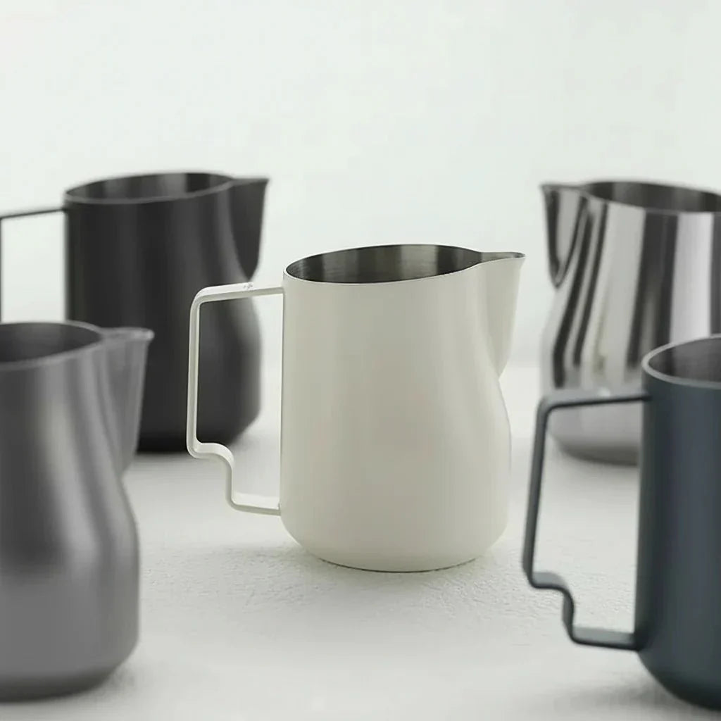 Pichet en acier inoxydable LATTEWHIRL pour mousser rapidement le lait