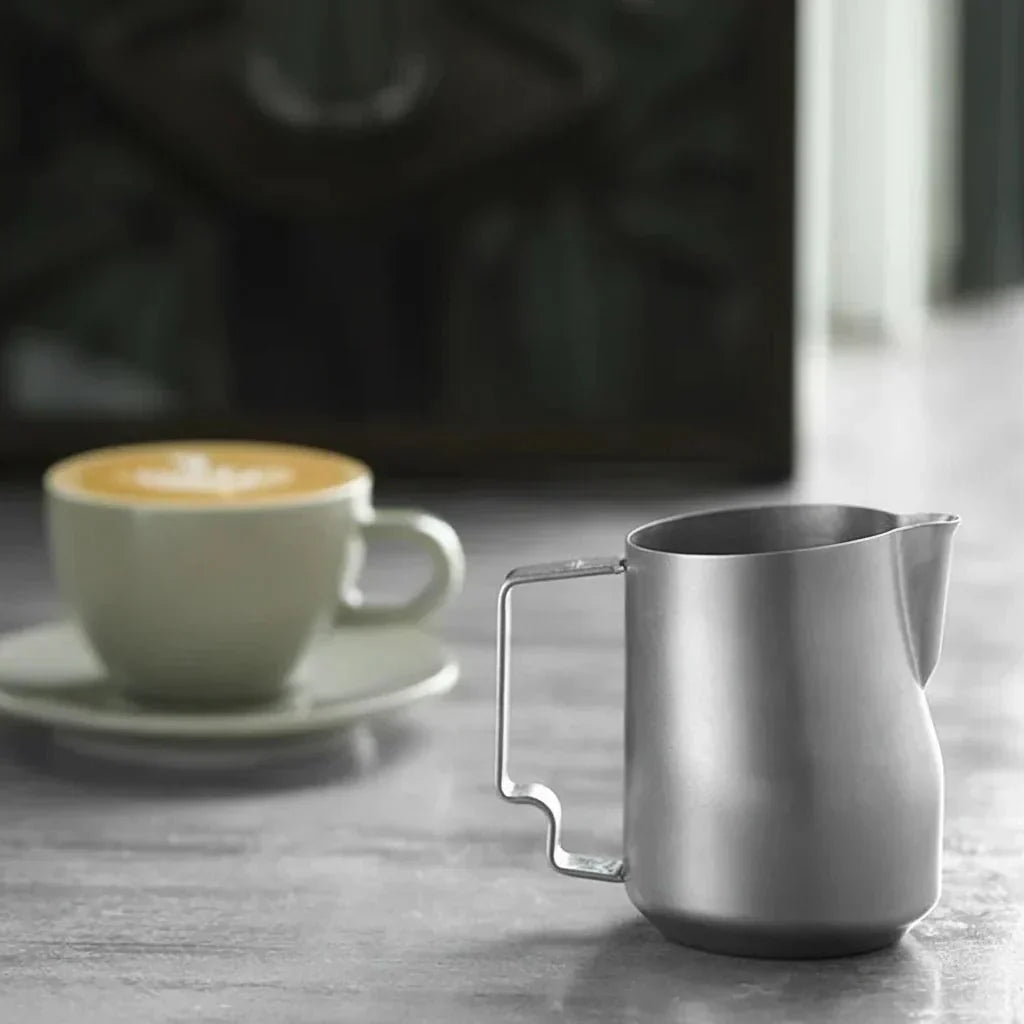 Pichet en acier inoxydable LATTEWHIRL pour mousser rapidement le lait