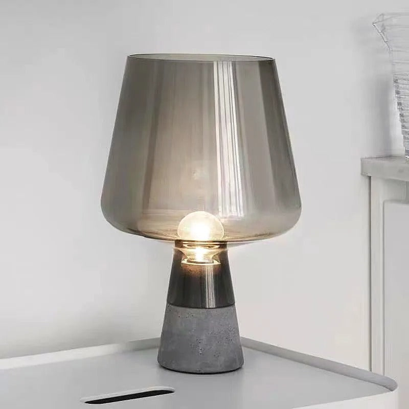 Stolní lampa Leimu – jantarové sklo a cementový podstavec