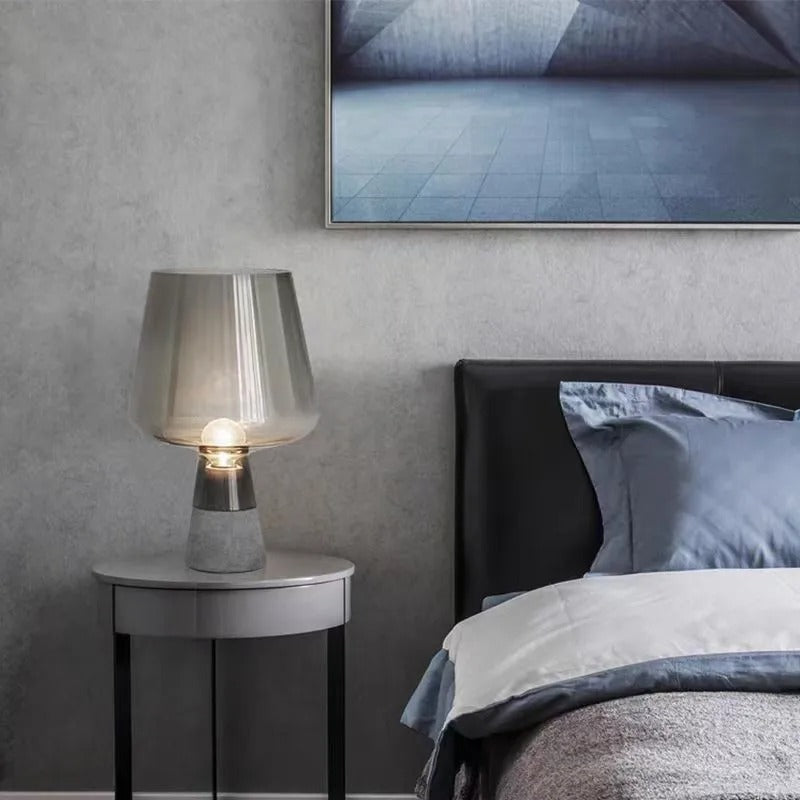 Stolní lampa Leimu – jantarové sklo a cementový podstavec