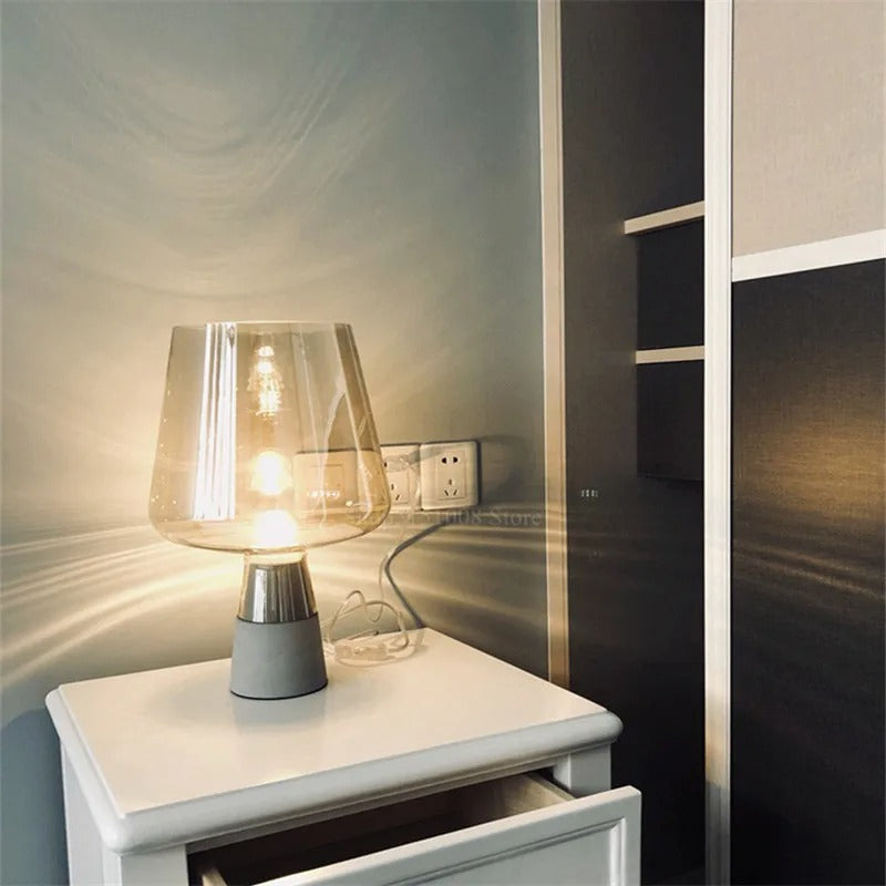 Stolní lampa Leimu – jantarové sklo a cementový podstavec